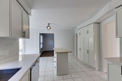 Photo 14 at 175 RHODES Circle, Glenway Estates, Newmarket
