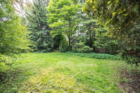 Photo 2 at 17 Munro Boulevard, Windfields, Toronto