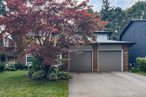 Photo 2 at 147 Mossgrove Trail, Windfields, Toronto
