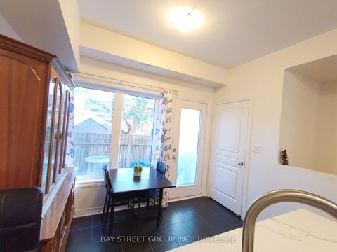 Photo 11 at 5 - 5 Eaton Park Lane, L'Amoreaux, Toronto
