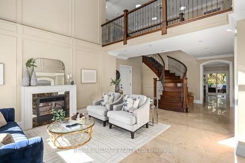 Photo 2 at 14 Ballantyne Court, Rosethorn, Toronto