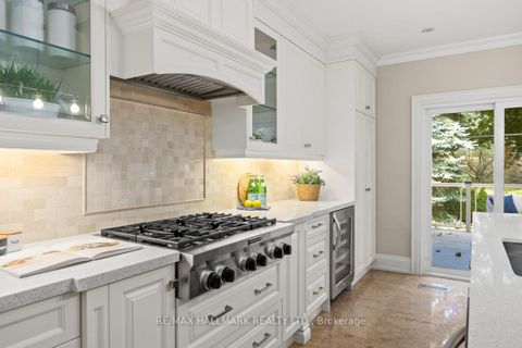 Photo 10 at 14 Ballantyne Court, Rosethorn, Toronto