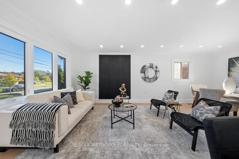 Photo 3 at 27 Gully Drive, Bendale, Toronto