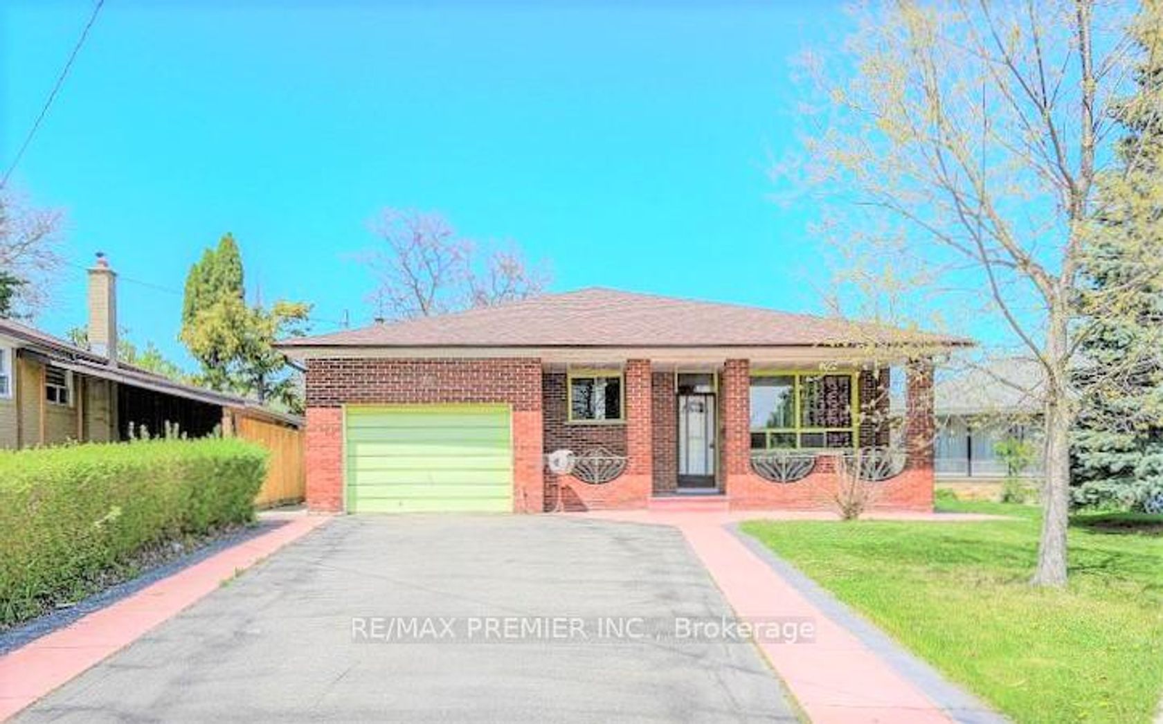35 Taysham Crescent, Beaumonde Heights, Toronto by Alessia Polo 35 Taysham Crescent, Beaumonde Heights, Toronto