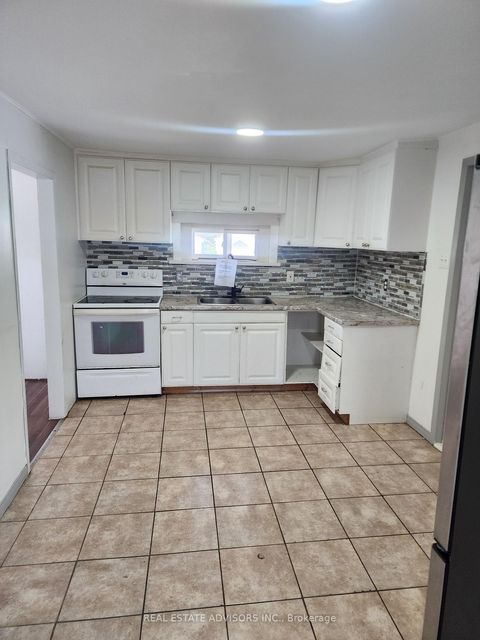 Photo 2 at 328 Little Avenue, Painswick North, Barrie