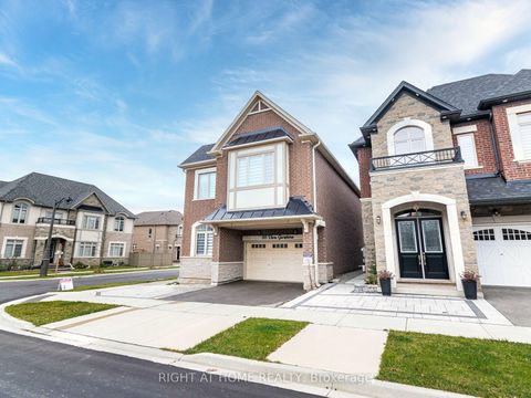 Photo 1 at 95 Viva Gardens, GO Glenorchy, Oakville