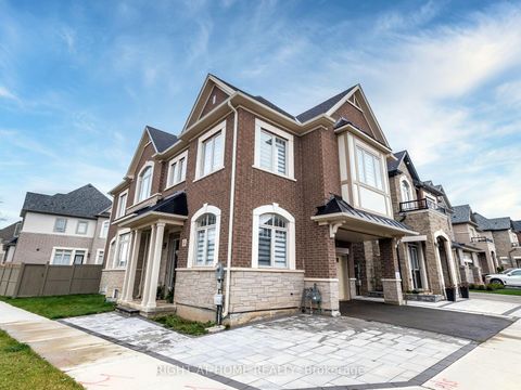 Photo 3 at 95 Viva Gardens, GO Glenorchy, Oakville