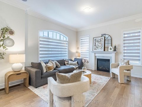 Photo 13 at 95 Viva Gardens, GO Glenorchy, Oakville