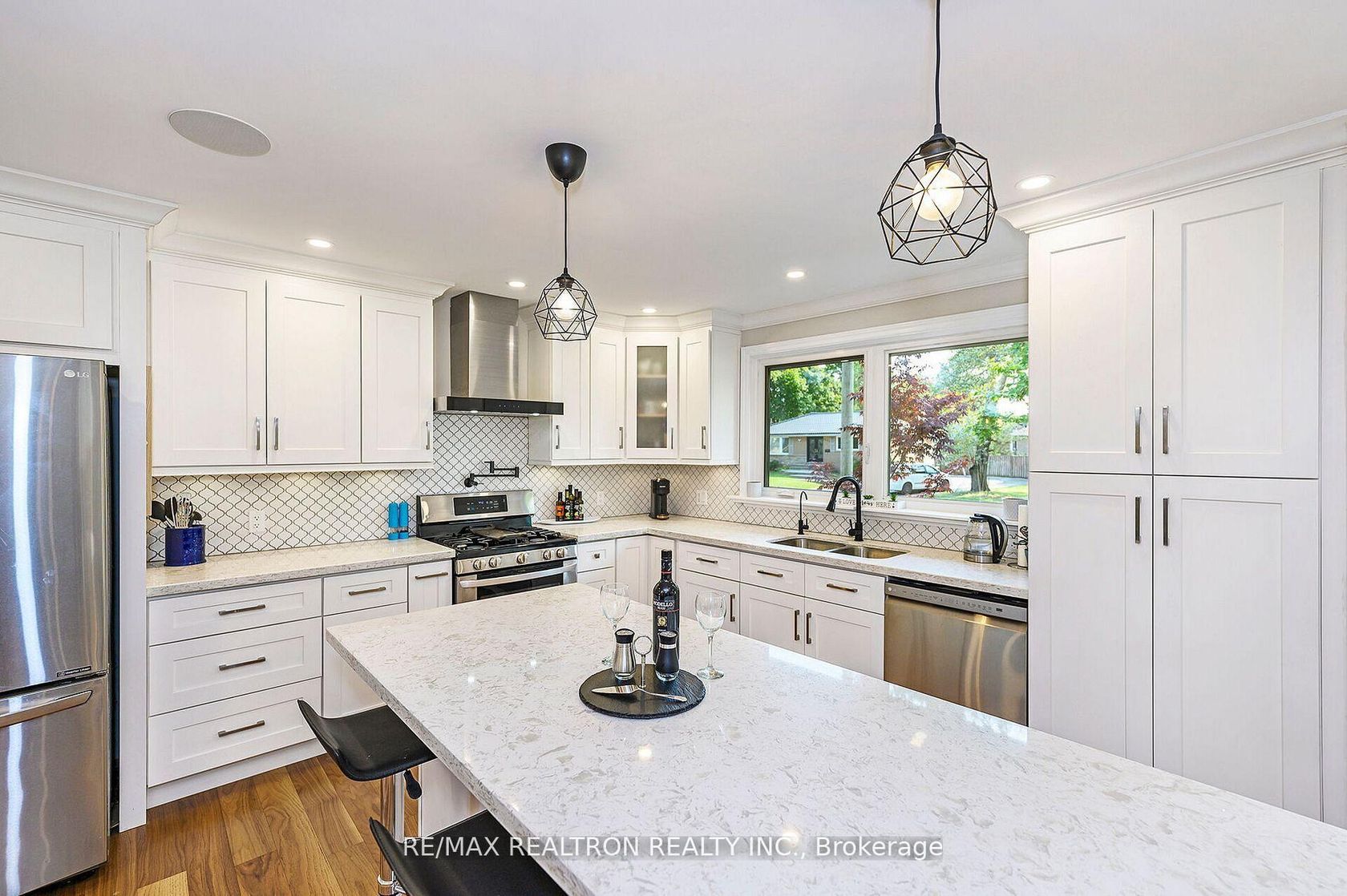 5472 Randolph Crescent, Appleby, Burlington by Loree Meneguzzi Real Estate 5472 Randolph Crescent, Appleby, Burlington