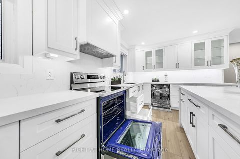 Photo 20 at 422 Maple Leaf Drive, Maple Leaf, Toronto