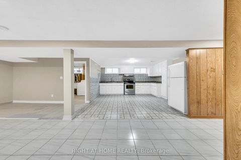 Photo 32 at 422 Maple Leaf Drive, Maple Leaf, Toronto