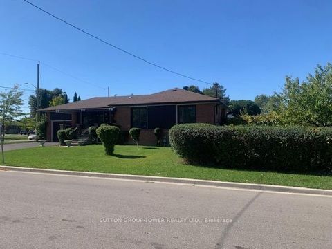 Photo 1 at 121 Denbigh Crescent, CFB, Toronto