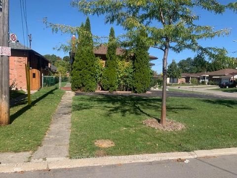 Photo 2 at 121 Denbigh Crescent, CFB, Toronto