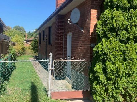 Photo 3 at 121 Denbigh Crescent, CFB, Toronto