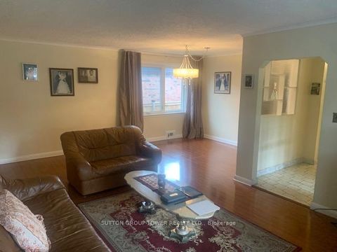 Photo 4 at 121 Denbigh Crescent, CFB, Toronto