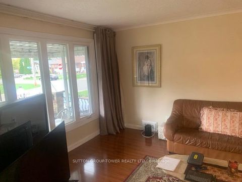 Photo 7 at 121 Denbigh Crescent, CFB, Toronto