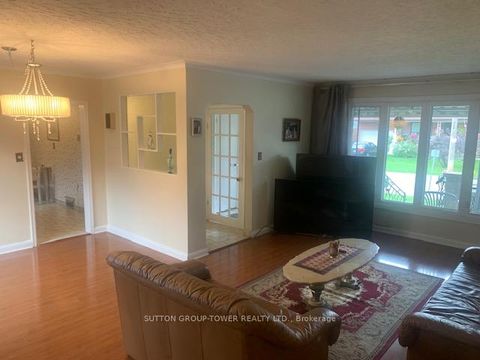 Photo 9 at 121 Denbigh Crescent, CFB, Toronto