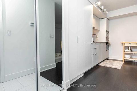 Photo 11 at 1518 - 955 Bay Street, Bay Street Corridor, Toronto