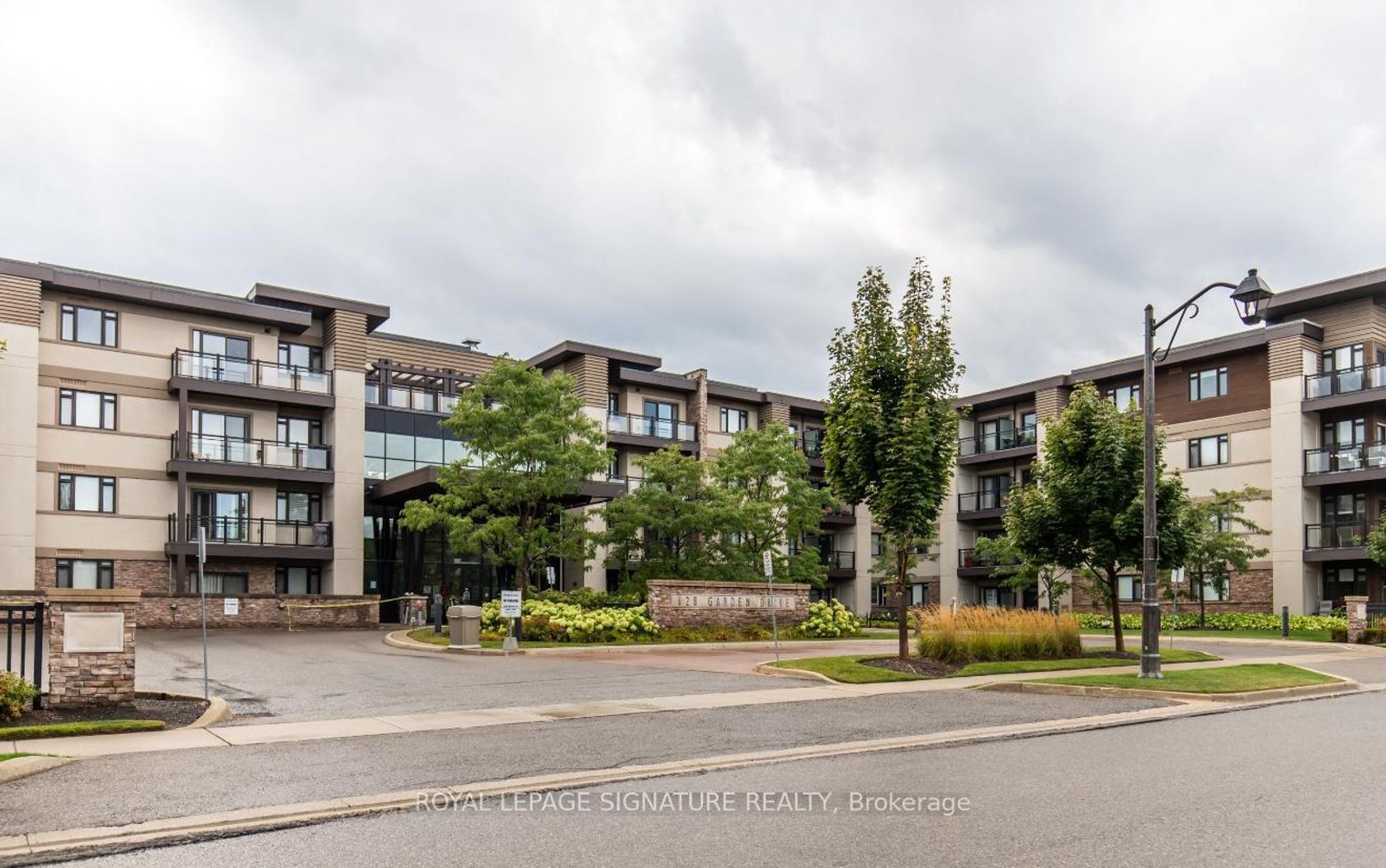 413 - 128 Garden Drive, CO Central, Oakville by Loree Meneguzzi Real Estate 413 - 128 Garden Drive, CO Central, Oakville