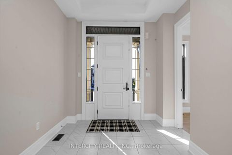 Photo 4 at 2 Pine Heights Drive, Vellore Village, Vaughan