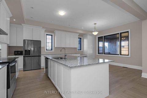 Photo 9 at 2 Pine Heights Drive, Vellore Village, Vaughan