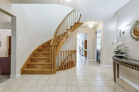 Photo 2 at 21 Marylebone Crescent, Oak Ridges Lake Wilcox, Richmond Hill