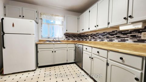 Photo 11 at 30 Mcconkey Place, Allandale Heights, Barrie