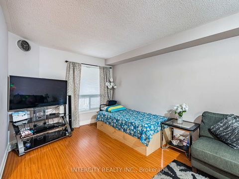 Photo 8 at 8 Wedgewood Place, Concord, Vaughan