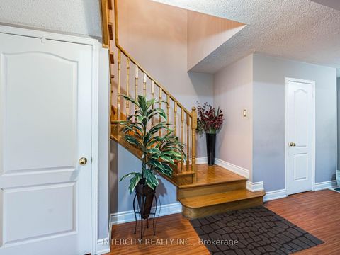 Photo 12 at 8 Wedgewood Place, Concord, Vaughan