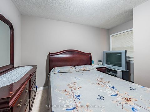 Photo 32 at 8 Wedgewood Place, Concord, Vaughan