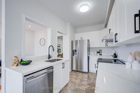 Photo 11 at 108 Catalpa Crescent, Patterson, Vaughan
