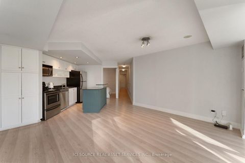 Photo 4 at 911 - 8 York Street, Waterfront Communities C1, Toronto