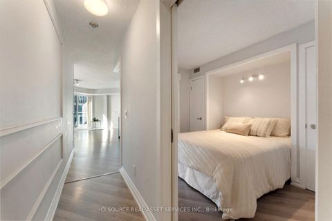 Photo 12 at 911 - 8 York Street, Waterfront Communities C1, Toronto