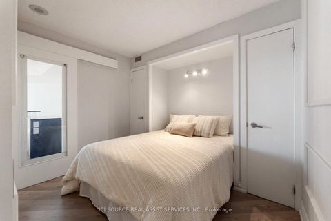 Photo 13 at 911 - 8 York Street, Waterfront Communities C1, Toronto
