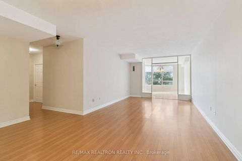 Photo 8 at 307 - 333 Clark Avenue W, Yorkhill, Vaughan Photo 8 at 307 - 333 Clark Avenue W, Yorkhill, Vaughan