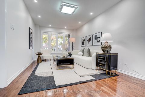Photo 3 at 334 Goldhawk Trail, Milliken, Toronto