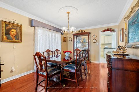 Photo 6 at 19 Mandolin Court, West Woodbridge, Vaughan