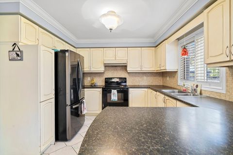 Photo 8 at 19 Mandolin Court, West Woodbridge, Vaughan