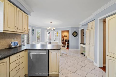 Photo 10 at 19 Mandolin Court, West Woodbridge, Vaughan