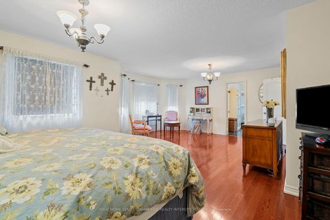 Photo 19 at 19 Mandolin Court, West Woodbridge, Vaughan