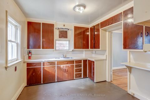 Photo 16 at 25 Ashton Manor, Queensway, Toronto