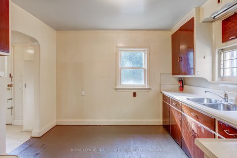 Photo 17 at 25 Ashton Manor, Queensway, Toronto
