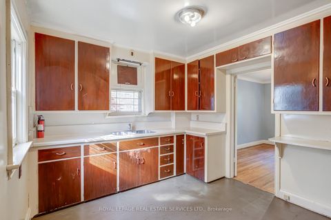 Photo 19 at 25 Ashton Manor, Queensway, Toronto