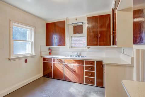 Photo 20 at 25 Ashton Manor, Queensway, Toronto