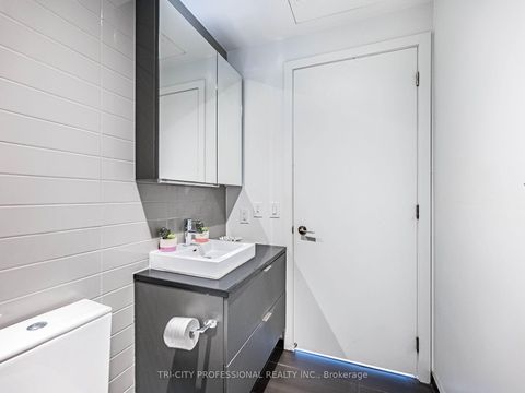 Photo 7 at 304 - 170 Bayview Avenue, Waterfront Communities C8, Toronto