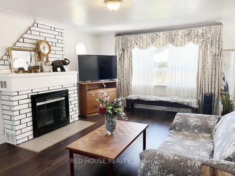 Photo 2 at 40 North Woodrow Boulevard, Birchmount, Toronto