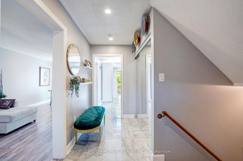 Photo 3 at 68 Heritage Court, Painswick South, Barrie