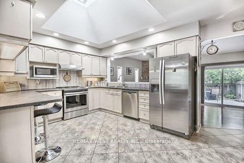 Photo 2 at 852 Beatrice Street E, Pinecrest, Oshawa