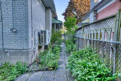 Photo 5 at 10 Kennebec Crescent, Kipling, Toronto