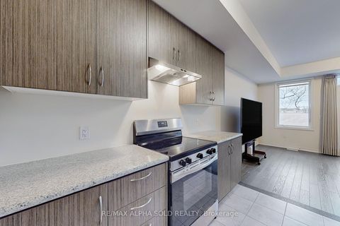 Photo 8 at 66 Puisaya Drive, Rural Richmond Hill, Richmond Hill